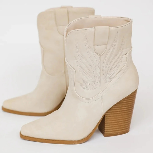 Qupid Beige Distressed Western Cowboy Block Heel Ankle Booties Boots New - Picture 3 of 7